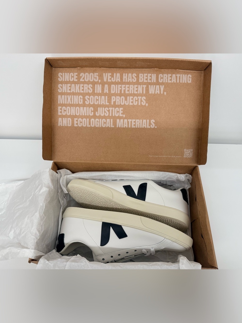 *NEW* VEJA White Leather Sneakers with Black Accent - Size 7 - Picture 10 of 11
